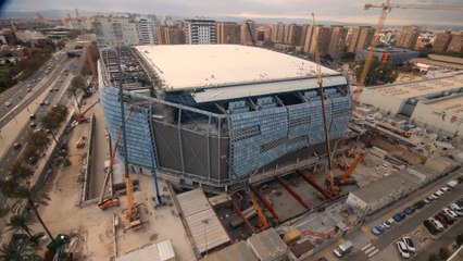 Toma forma la fachada del Roig Arena con la textura de un balón de baloncesto.