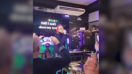 Un hombre aparece en un karaoke, pide el micro y canta una canción de los 90: los clientes alucinan cuando le reconocen