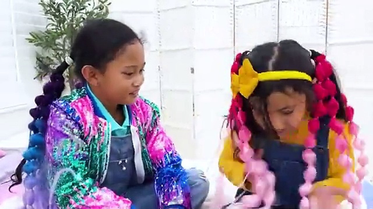 Ellie Helps Andrea in School! A Fun Lesson on Kindness!