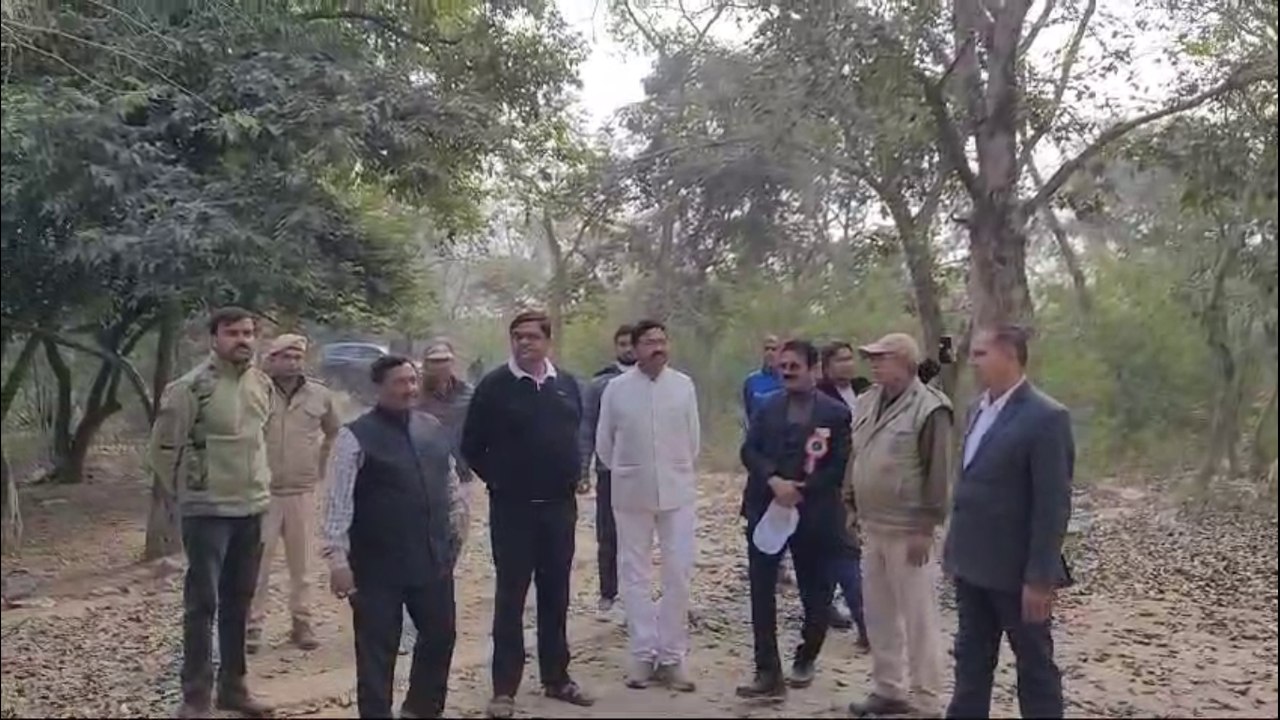 आरआर कॉलेज परिसर में वन विभाग के अधिकारियों के साथ पहुंचे वन मंत्री संजय शर्मा