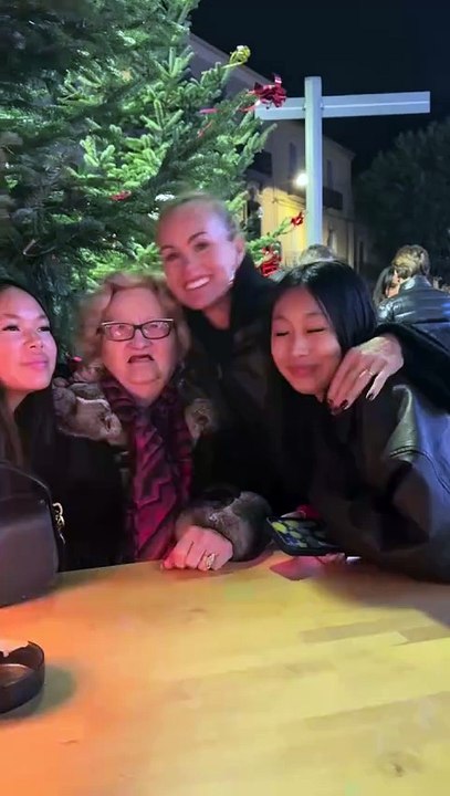 Laeticia Hallyday souhaite un bon Noël à sa communauté sur Instagram via une tendre vidéo d'elle avec sa grand-mère paternelle Elyette, alias mamie rock, et ses filles Jade et Joy
