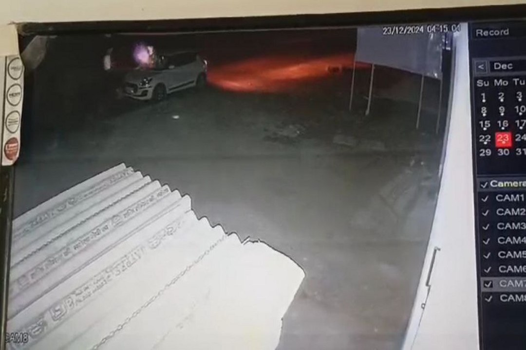 Petrol bomb attack: कार सवार 2 युवकों ने व्यवसायी के घर के ऊपर फेंका पेट्रोल बम, सीसीटीवी में कैद हुई घटना