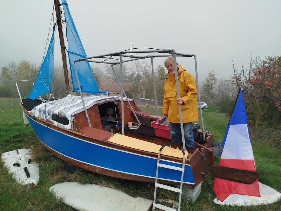 Le Vendée Globe continue pour Bernard Poitau qui passe les fêtes dans son pré et sur son bateau