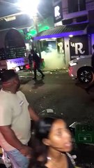 Policía usa bombas lacrimógenas para cerrar bar en Yaguate, San Cristóbal