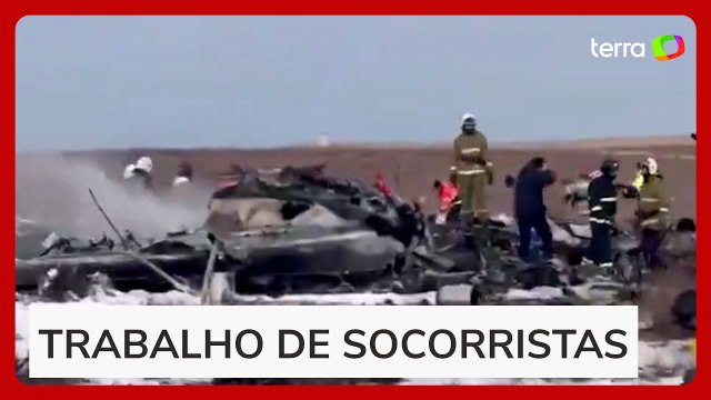Vídeos mostram resgate de sobreviventes após queda de avião da Embraer no Cazaquistão