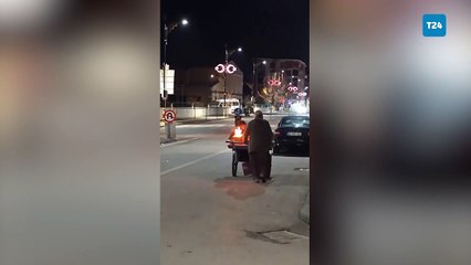 Hurdacılık yapan kadının, çocuklarını ısıtmak için arabasında ateş yakması yürekleri burktu