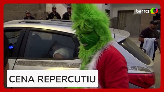 Policial fantasiado de ‘Grinch’ participa de operação para prender traficantes no Peru