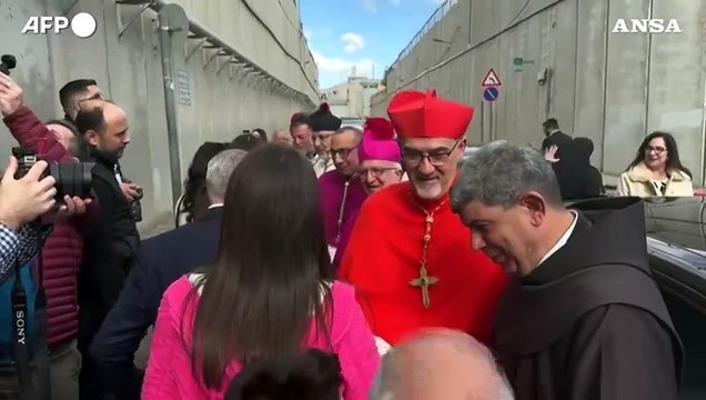 Pizzaballa a Betlemme, cartelli stop al genocidio a Gaza