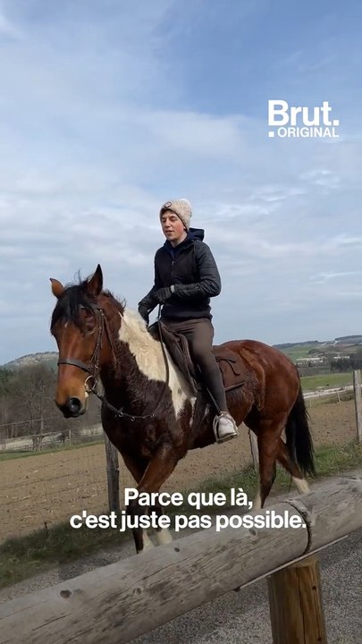 Il va au travail à cheval pour réduire sa facture de carburant