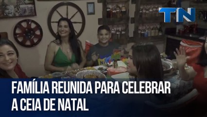 Família reunida para celebrar a ceia de Natal
