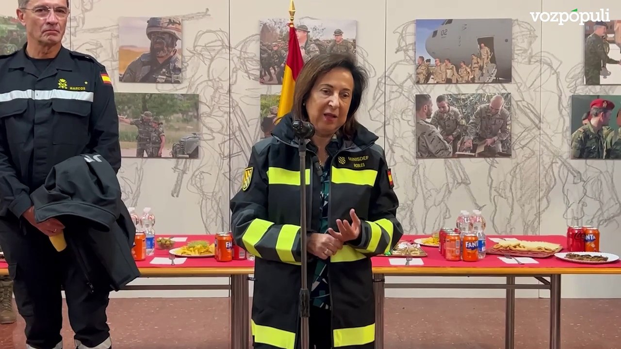 Robles visita a los militares desplegados en Bétera (Valencia) y reivindica su trabajo tras la DANA