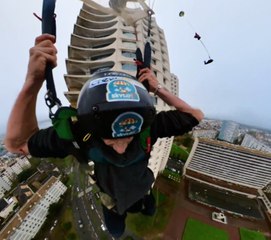 Deux hommes sautent en parachute de la tour des Horizons à Rennes