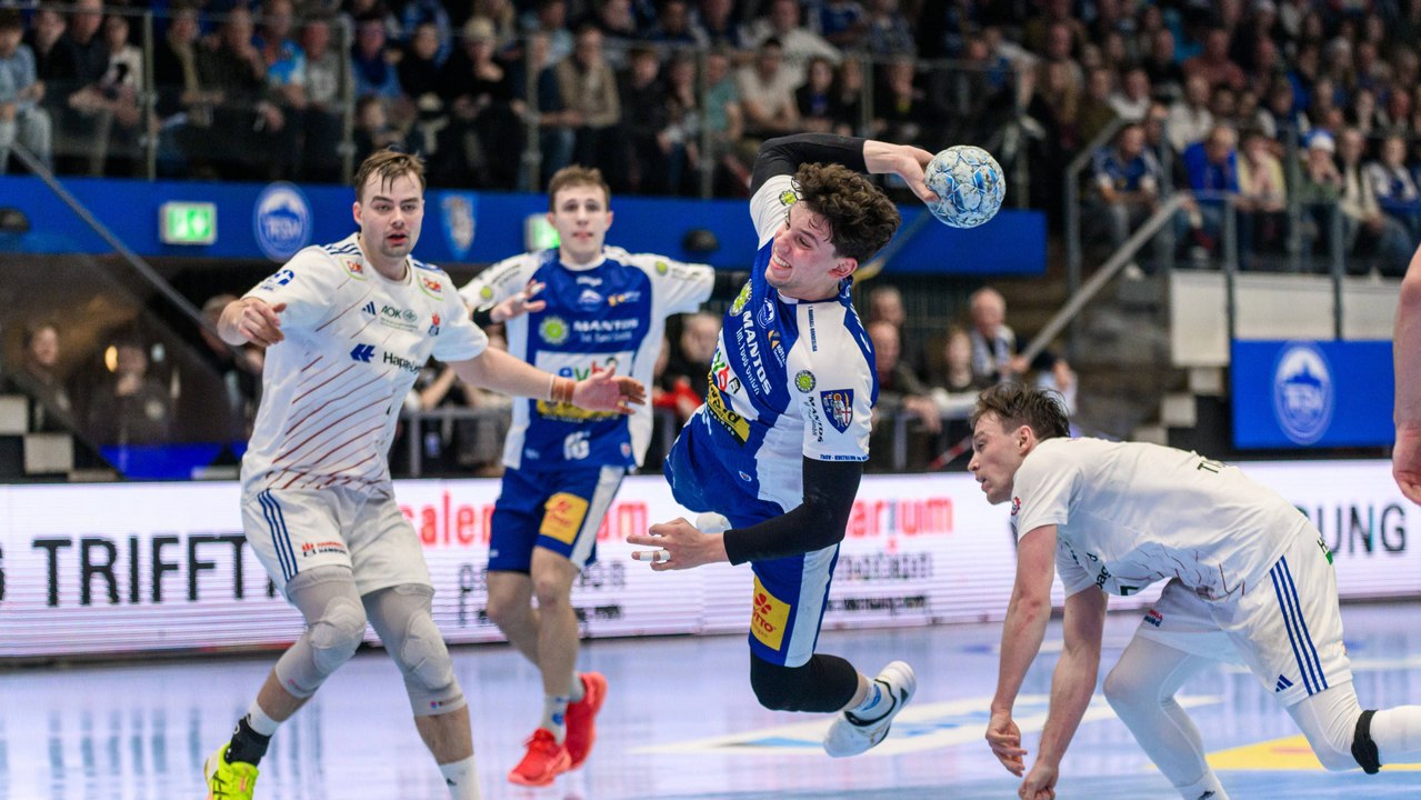 ThSV Eisenach jubelt gegen HSV nach der Sirene