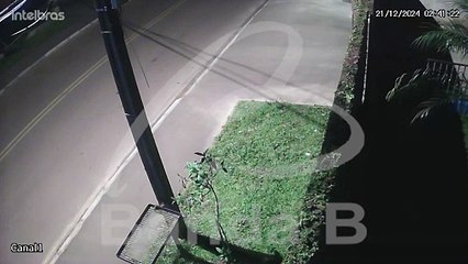 Vídeo mostra suspeito de esfaquear mulher na frente das filhas fugindo após crime em Colombo