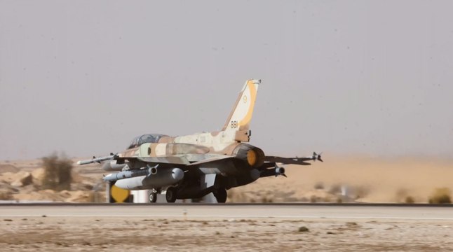 Israel bombardea el Yemen y promete más ataques mientras hutíes callan sobre represalias