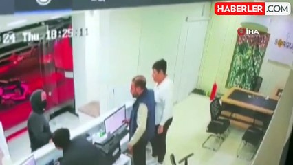 Döviz bürosuna giren hırsız iş yeri çalışanını rehin alıp kaçtı
