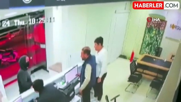 Döviz bürosuna giren hırsız iş yeri çalışanını rehin alıp kaçtı