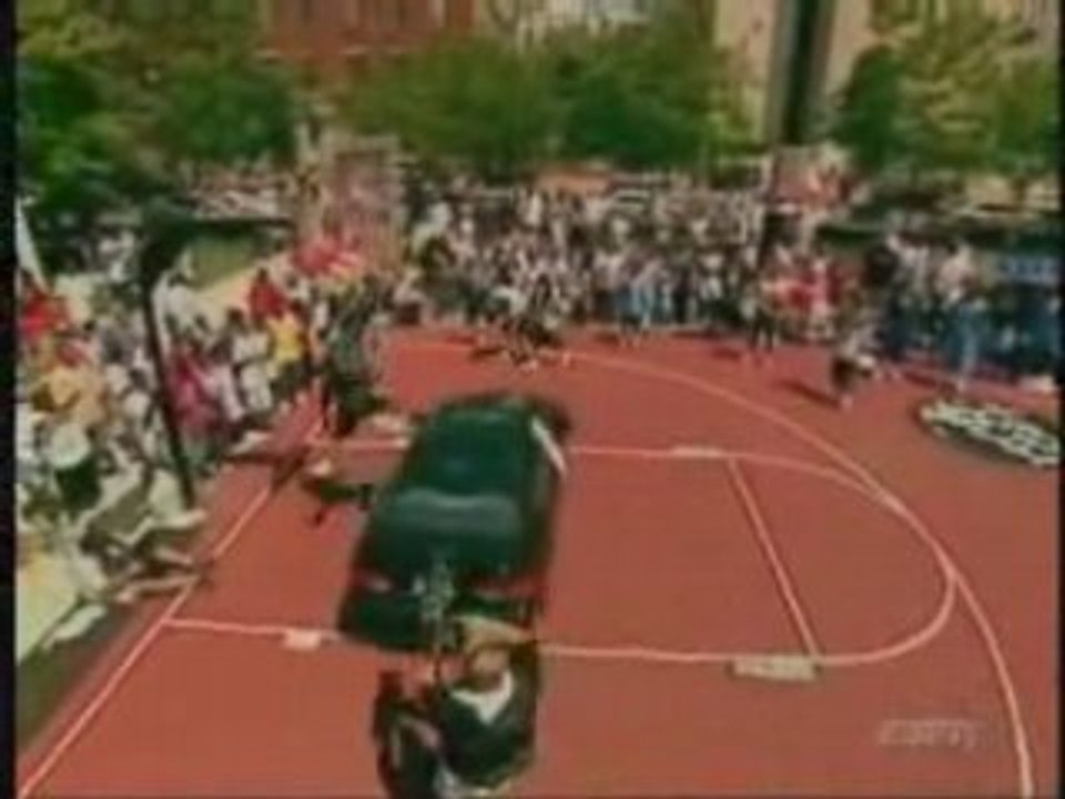 Dunk au dessus d'une voiture