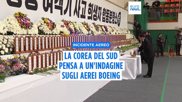 Corea del Sud, fiori per ricordare le 179 vittime dell'incidente aereo di domenica a Muan