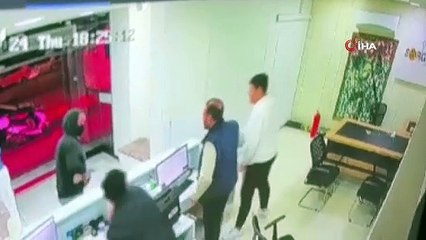Döviz bürosunda silahlı soygun! Bir çalışanı da rehin alarak kaçtı