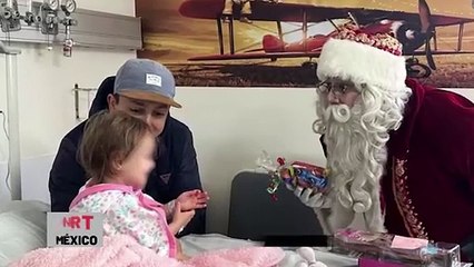 Niñas y niños reciben juguetes en el Hospital Regional 1° de Octubre del ISSSTE