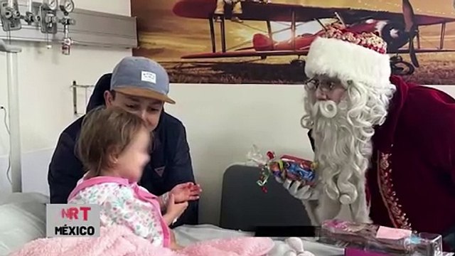 Niñas y niños reciben juguetes en el Hospital Regional 1° de Octubre del ISSSTE