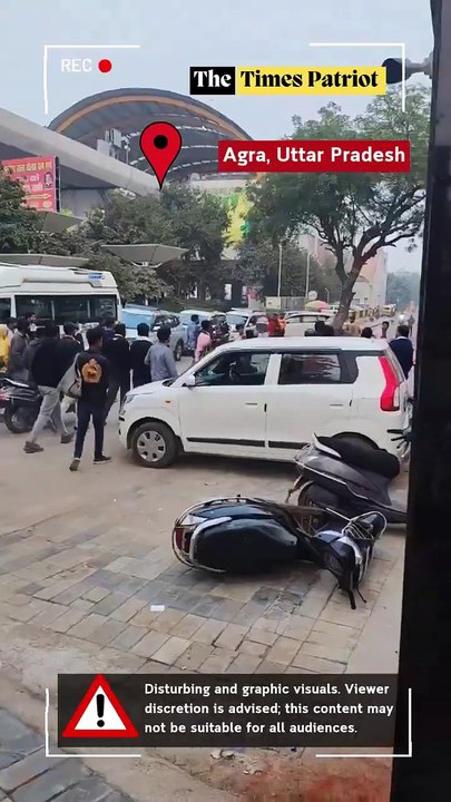 Agra: Shocking incident near Salt Cafe on Fatehabad Road, Tajganj police station area, as a young man is brutally assaulted by a group of youths in broad daylight.    The attackers used belts, slippers, kicks, and punches, throwing the victim to the groun
