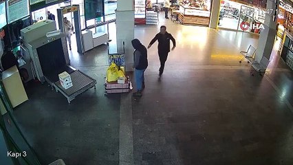 X-ray’den koliyle geçirilen maymun, güvenlik görevlisinin dikkatiyle fark edildi... O anlar kamerada