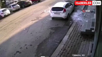 Çatıdan Düşen Kar Kütlesi Araca Hasar Verdi