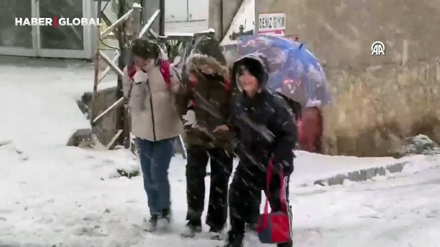 Van'da yoğun kar yağışı başladı! Yürümekte zorlandılar