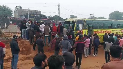 निर्माणाधीन पुलिया में घुसी बस , ​शिक्षक की मौत, एक दर्जन बालक घायल