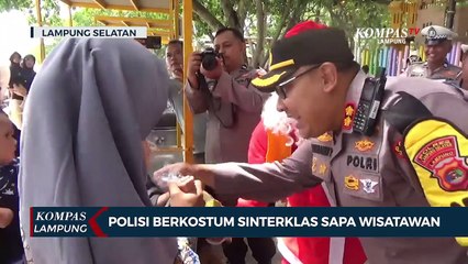 Polisi Berkostum Sinterklas Sapa Wisatawan