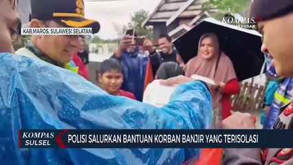 Polisi Distribusi Makanan Siap Saji Untuk Warga Terisolir Akibat Banjir