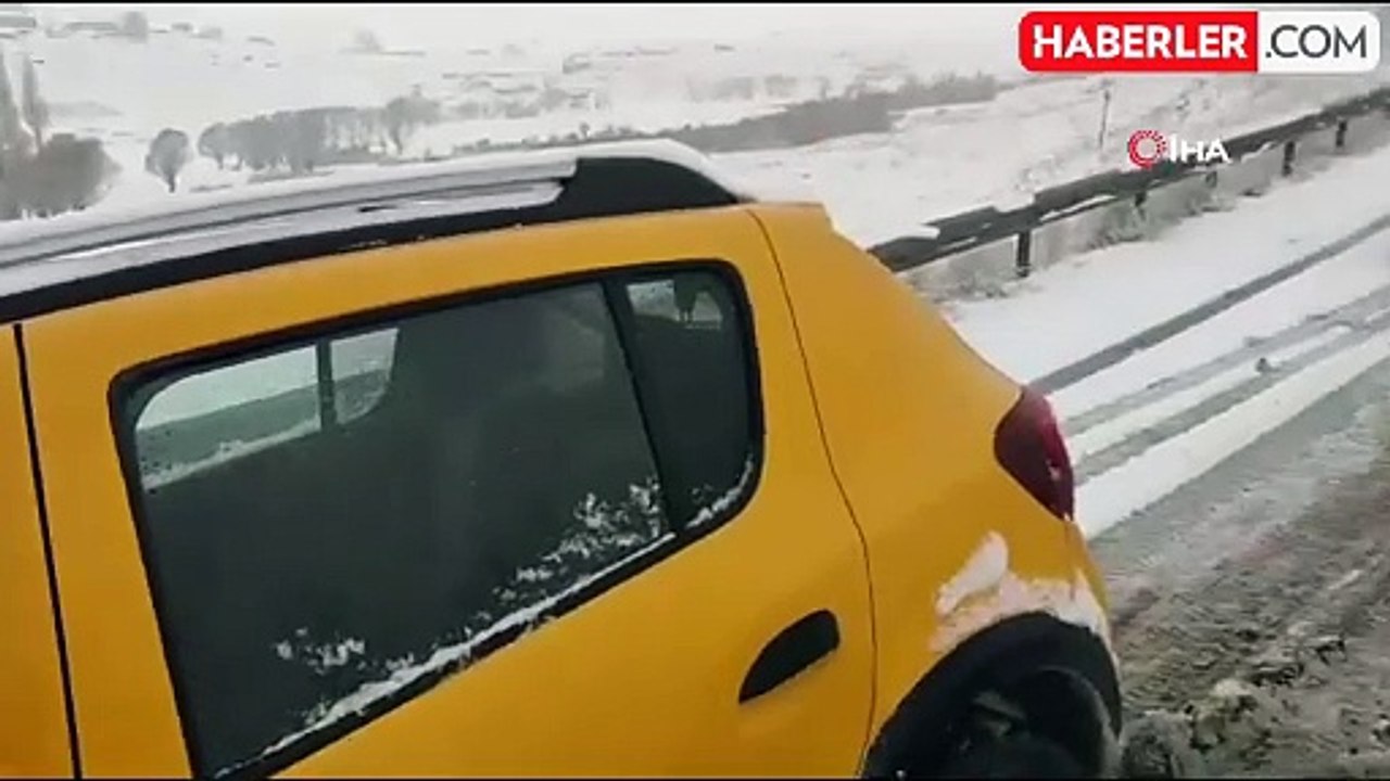 Van'ın Başkale İlçesinde Kar Yağışı Sürücülere Zor Anlar Yaşattı