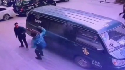 Slapstick-Szene, in der zwei Männer durch einen fahrenden Lieferwagen zunehmend verwirrt werden