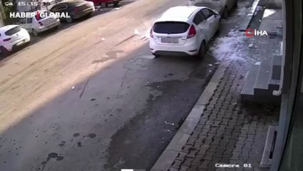 Çatıdan kopan kar kütlesi aracı yamulttu