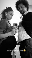 Tatiana Silva, enceinte, pose avec l'un de ses neveux