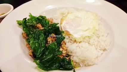 Telur ceplok dengan daun apa gitu plus ayam cincang tumis khas Thailand