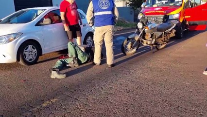 Ofuscado pelo sol, motociclista atinge traseira de Ônix no Belmonte