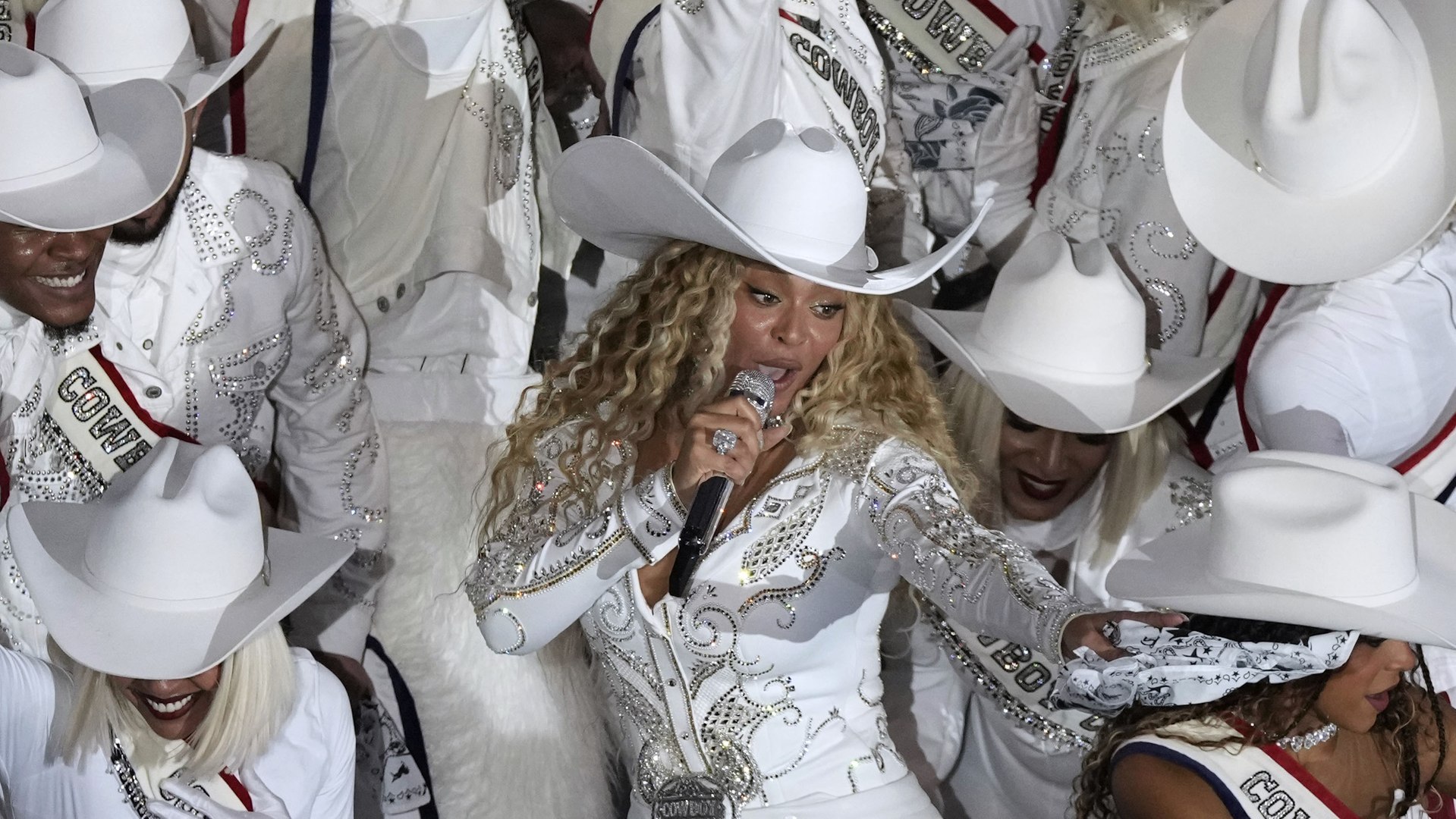 Beyonc's banned hand gesture during her Christmas Day halftime performance