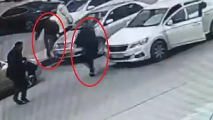 Husumetlisini yolda tabanca ile yaraladı! O anlar kamerada