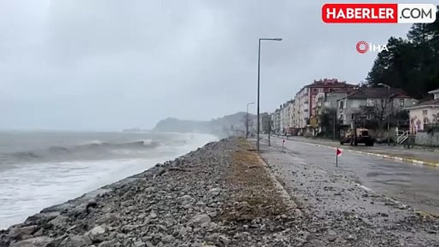 Karadeniz'deki Dev Dalgalar İnebolu Sahil Yoluna Zarar Verdi