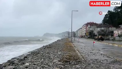 Karadeniz'deki Dev Dalgalar İnebolu Sahil Yoluna Zarar Verdi