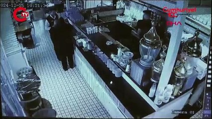 Nefes borusuna ekmek parçası kaçan kadın Heimlich manevrasıyla kurtuldu