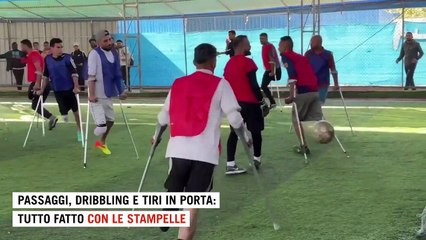 Calcio con le stampelle: a Gaza torna a giocare la Nazionale palestinese