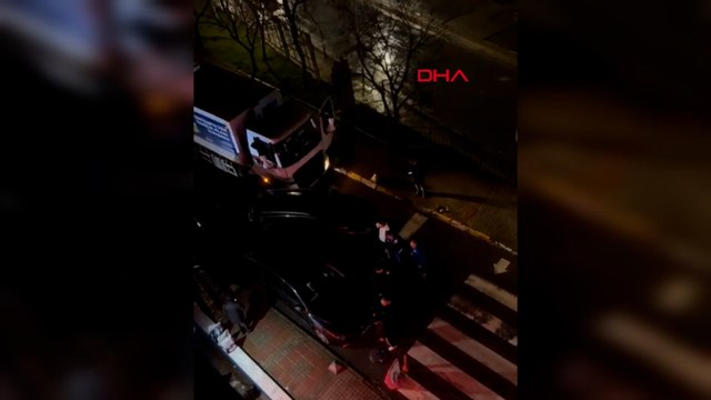 Üsküdar'da sürücülerin tekmeli yumruklu kavgası kamerada