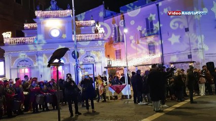Andria: per il compleanno di Federico II un'aquila, cavalieri e sbandieratori in Piazza Catuma