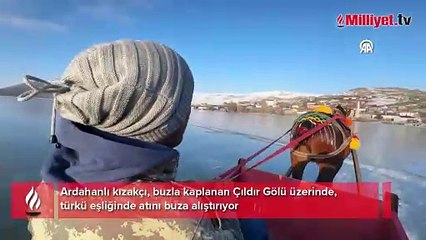 Atını donan göle alıştırmak için türkü eşliğinde antrenman yaptırdı