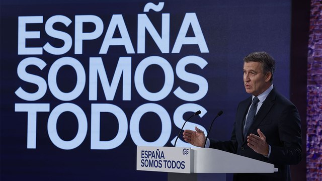 Feijóo vaticina un 2025 con el Gobierno entre los juzgados y Waterloo tras un año perdido