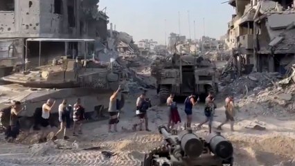 Gazze’de erkeklerin elbiseleri soyularak zorla yerinden edildiği anların görüntüsü ortaya çıktı